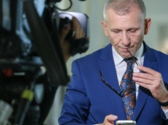 Dom po rodzicach i biblioteka. Sprawdzamy majątek senatora Krzysztofa Kwiatkowskiego