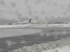 Jak samolot LOT wypadł z drogi kołowania? Mamy nagranie z momentu zdarzenia z lotniska w Wilnie