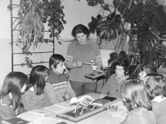 5 PRL-owskich przedmiotów, które zniknęły ze szkół. "Bałam się strasznie, że drzwi się zamkną i nie wyjdziemy"