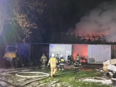 Nocny pożar stodoły w gminie Szepietowo. Spłonął ciągnik rolniczy