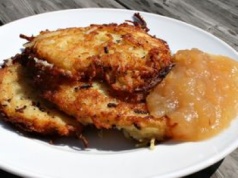 Nie zgadniesz, z czym Niemcy jedzą placki ziemniaczane. Na samą myśl Polaków wykrzywia