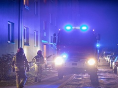 Ewakuowani z palącego się mieszkania. Trzy osoby ranne w pożarze