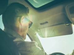 Słońce groźniejsze niż mgła. Jak uniknąć oślepienia na drodze?