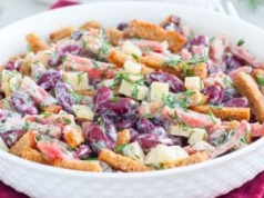 Na andrzejki robię sałatkę hotelową. Już po pierwszym kęsie każdy błaga o przepis