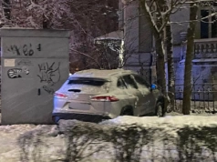 Jeden z pojazdów po zderzeniu wylądował na płocie prywatnej posesji