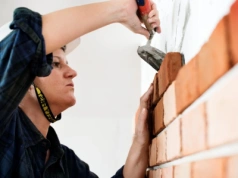 Murarz z 50-letnim doświadczeniem odrzucony podczas rekrutacji. Powód miał być absurdalny