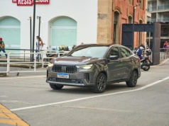 Fiat Fastback – gwiazda wieczornego przejazdu. Marka wspiera nowe talenty w kulturze i sztuce