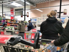 Czekamy na podwyżki, a tu niespodzianka. Przed świętami ceny jak rok temu