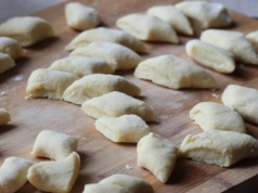 Tak zazwyczaj psujemy kopytka. Przez ten błąd smakują jak podeszwa