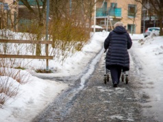 Straż Miejska w Kętach przypomina: właściciele muszą odśnieżać chodniki przy swoich posesjach