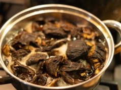 Nie używam wody do moczenia suszonych grzybów. Sięgam po inny płyn i nie są gorzkie