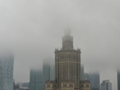 Napływ inwestycji do Polski spada o ponad połowę. Niepokojące dane NBP