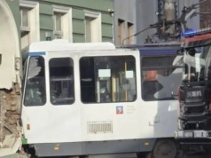 Tramwaj wjechał w kamienicę. 