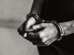 Szokujące zdarzenie w Ciasnej! Nietrzeźwy mężczyzna zaatakował policjanta śrubokrętem. Spędzi wiele lat w więzieniu!