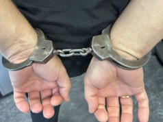 Agresywny klient zdemolował sprzęt komputerowy i groził policjantom