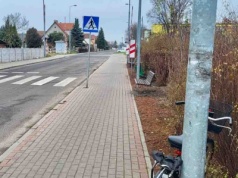 Pijany 75-letni rowerzysta wjechał na przejazd kolejowy na czerwonych światłach. Dostał surowy mandat