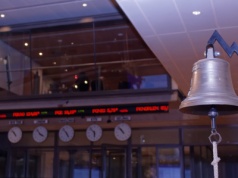 WIG20 lawiruje wokół 3000 pkt przy słabości handlu i Orlenu