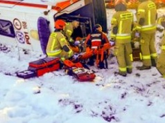 Tragiczny wypadek karetki pogotowia. Nie żyje kierowca, 3 osoby w szpitalach