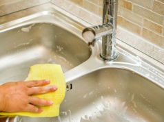 Natrzyj tym kran i zlew kuchenny. Będą lśnić, jak w katalogu