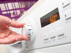 Eksperci postawili sprawę jasno. Tych ubrań nie pierz w gorącej wodzie