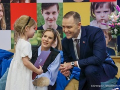 Dyplomy stypendialne dla podopiecznych Fundacji Dorastaj z Nami