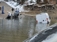 Dostawczak w Jeziorze Solińskim. Internauci snują teorie – nikt nie trafił