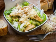 Zrób tę sałatkę na andrzejki. Goście będą się ustawiać w kolejce po dokładkę