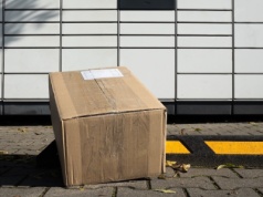 Zrobili zdjęcie, jak kurier z paczkami parkuje na chodniku. I się zaczęło