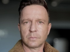 Gra w "Na Wspólnej" i "Pierwszej miłości". Jego żona występuje w innym hicie Polsatu