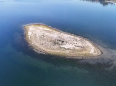 Starożytne ruiny w jeziorze Sapanca wyłoniły się spod wody. Przez długie lata krążyły o nich legendy