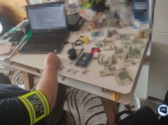 7 mężczyzn zatrzymanych za oszustwa “na pracownika banku”. Swoimi dokonaniami chwalili się w sieci