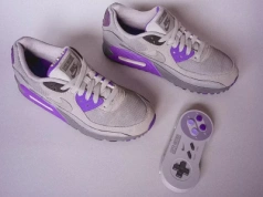 Zrób krok w przeszłość: designerskie sneakersy, które są w pełni działającą konsolą retro.