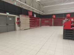 Na półkach pustki, wyprzedają resztki towaru. Hipermarket znika z mapy Lublina