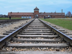 Za „polskie obozy” można domagać się pieniężnego zadośćuczynienia, ale nie przeprosin