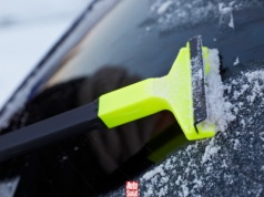 Tak odmrozisz szyby w kilka sekund. Odmrażacz? Można, ale można też inaczej