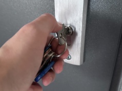 Nowa moda w warszawskich mieszkaniach. Luksus czy patologia?