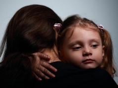 Zakupoholizm rodziców. „Sama sobie sukienki nie kupię, ale dziecku nie odmówię