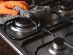 Od lat czyszczę w ten sposób ruszt kuchenki bez szorowania. Jest lśniący, wygląda jak nowy