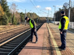 Przy torach leżały atrapy ładunków wybuchowych. Trwa akcja służb