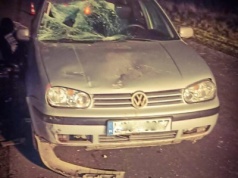 Poważne potrącenie pieszego ciągnącego za sobą nieoświetloną dwukółkę. Mężczyzna szedł niewłaściwą stroną jezdni