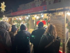 Kolejki po pierogi za 45 zł i grzańca za 20. Jarmark Bożonarodzeniowy w Krakowie przyciągnął tłumy (Galeria)