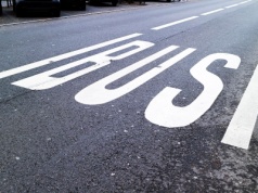 Buspasy dla elektryków zostają, ale za prędkość poza miastem stracisz prawo jazdy