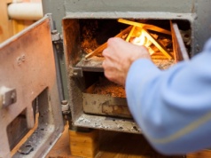 Nie wolno palić takim drewnem, a wielu i tak to robi. Nawet 500 zł mandatu