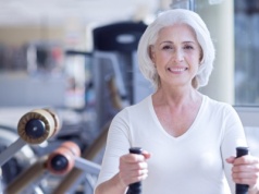 Kolano boli przy każdym kroku? Te ćwiczenia przynoszą ulgę w kilka minut