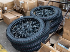 Rola kartonów na felgi i opony – Efektywna logistyka w branży motoryzacyjnej