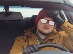 Jedziesz autem? Nie ubieraj takich swetrów, bo „kopnie” cię prąd