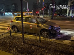 Czołowe zderzenie elektrycznej hulajnogi z autem na Pradze-Północ. Jedna osoba poważnie ranna