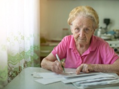 Seniorzy nie znają tego świadczenia. Wystarczy 1 dokument, by wiele zyskać