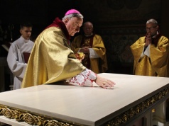 „To punkt wskazujący właściwą drogę i relację do Chrystusa”. Konsekracja nowego ołtarza w kościele św. Andrzeja Apostoła w Polnej