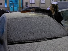 Zamarznięta szyba? Jeden prosty trik i problem znika bez skrobaczki